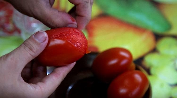 Wir nehmen die Tomaten aus dem kochenden Wasser und schälen sie.