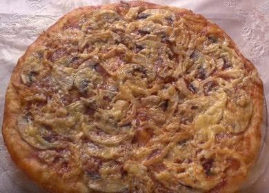 Appetitliche Pizza mit Hähnchen und Champignons: Mit Schritt für Schritt Fotos kochen.