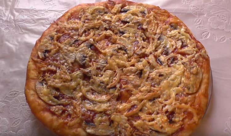 Una tale pizza fatta in casa con pollo e funghi sicuramente non cederà a quella acquistata.