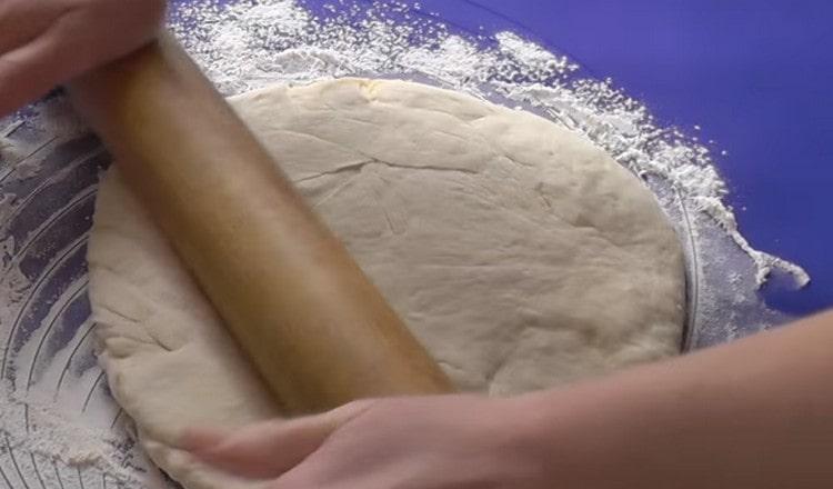 Por alakú felületre gördítjük ki a tésztát.