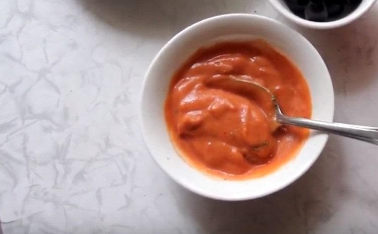 Ang sarsa ng tomato ay halo-halong may cream.