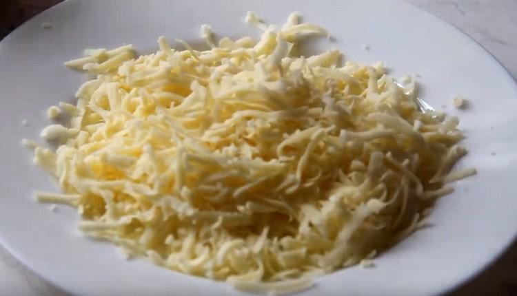Grattugiare il formaggio a pasta dura.