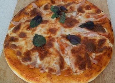 البيتزا اللذيذة مع الموزاريلا في المنزل: وصفة بسيطة مع صورة.