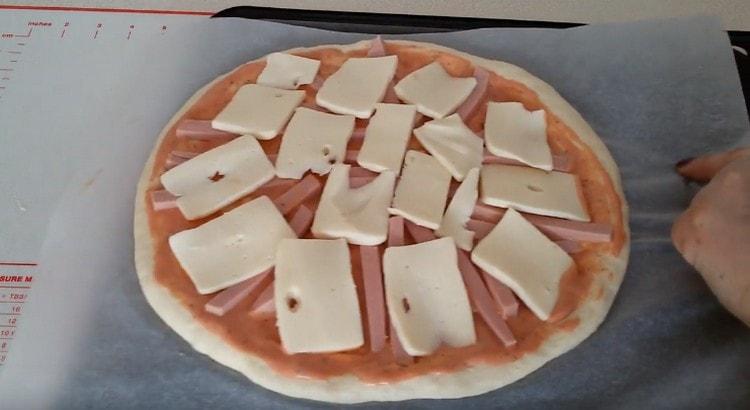 Ziehen Sie die Pizza vorsichtig auf ein Backblech.
