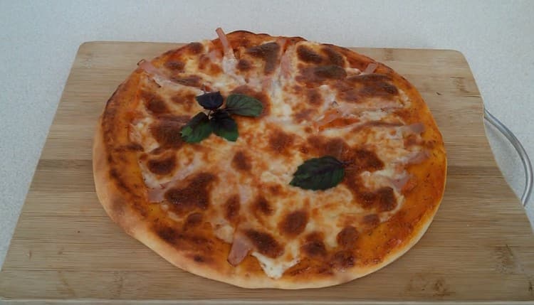 Pizza profumata con mozzarella pronta.