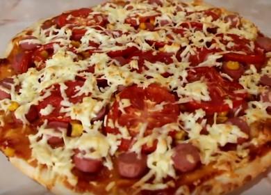 Deliziosa pizza fatta in casa con salsicce: cuciniamo secondo una ricetta passo passo con una foto.