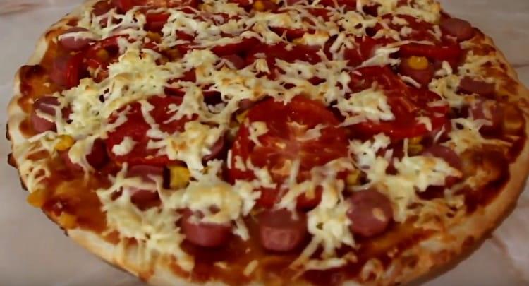 Taková pizza s párky jistě potěší vaši rodinu.