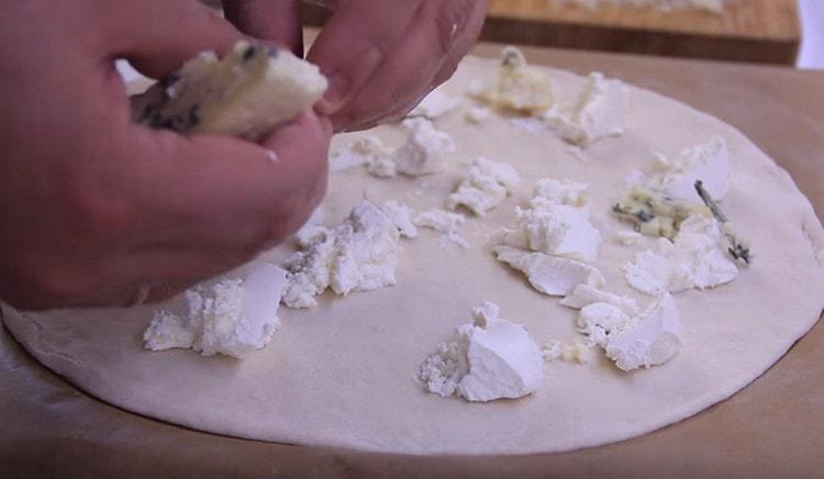 Μεταξύ των τεμαχίων της ρίκοτας, τοποθετήστε το gorgonzola.