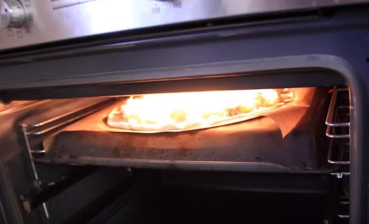 Ipinapadala namin ang aming pizza sa oven.
