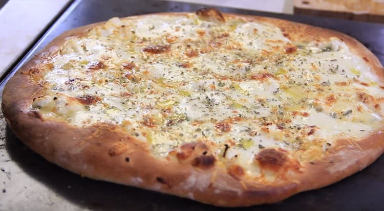 Pizza mit Käse schmeckt noch besser, wenn Sie noch heißen Oregano darüber streuen.