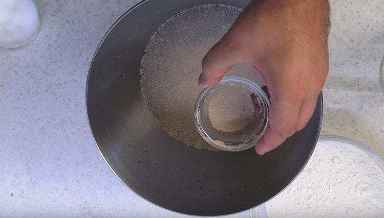 Liuota hiiva lämpimässä muodossa, johon on lisätty sokeria ja suolaa.