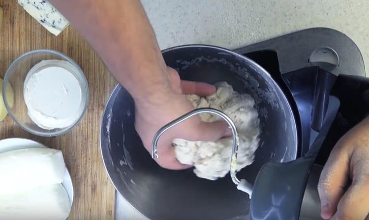 Mehl mit flüssigen Bestandteilen vermischen und den Teig kneten.
