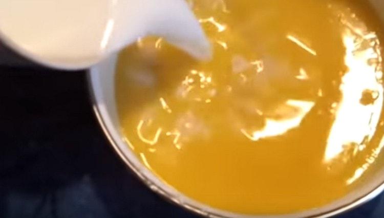 Die Hefemischung in die Margarine geben.
