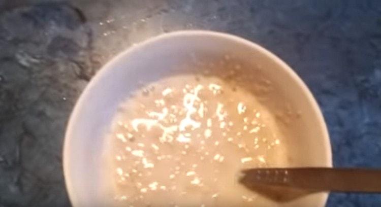 Kvasinky rozpusťte v malém množství vody s mlékem.