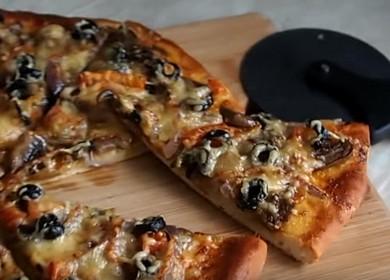 Wie man leckere Pizza mit Pilzen kocht
