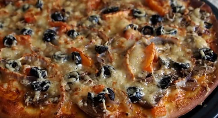 Tuoksuva pizza sienillä valmis.