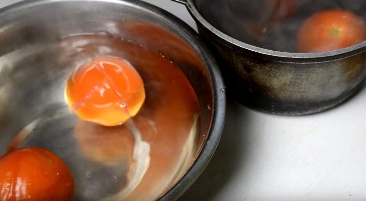 Веднага с вряла вода прехвърлете доматите в студена вода.