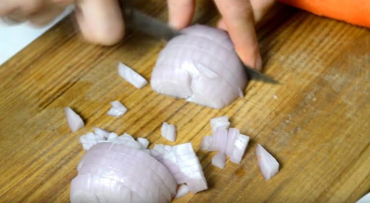 Κόψτε το κρεμμύδι και το απλώστε σε ένα τηγάνι.