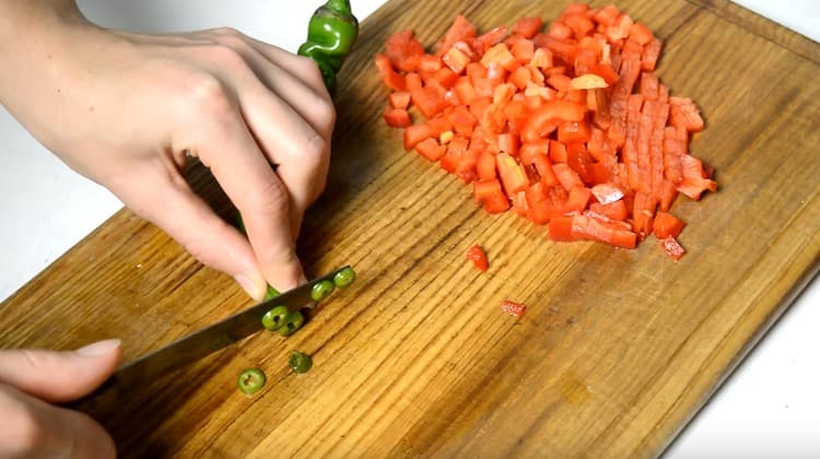 Taglia alcune fette di peperoncino.