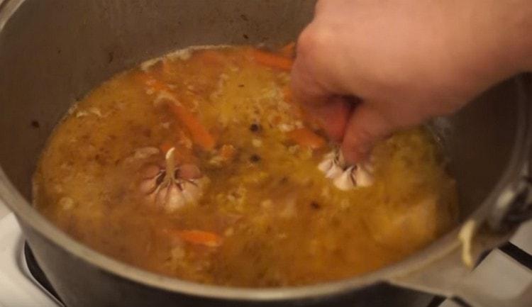 Assicurati di mettere 1-2 teste d'aglio in un calderone, sbucciato dalla buccia.