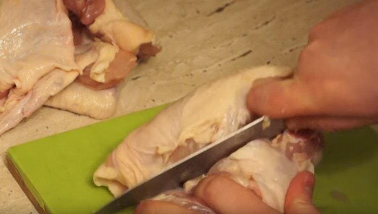 Separare il petto di pollo dalla parte posteriore e dalla cornice.