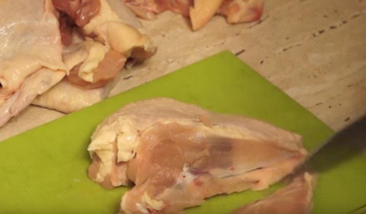 Нарежете пилешките гърди на няколко части.