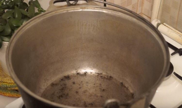 Zahříváme rostlinný olej v kotli.
