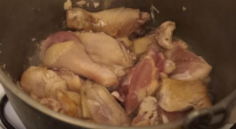 Απλώστε τα κομμάτια κοτόπουλου σε βούτυρο και τηγανίζετε.