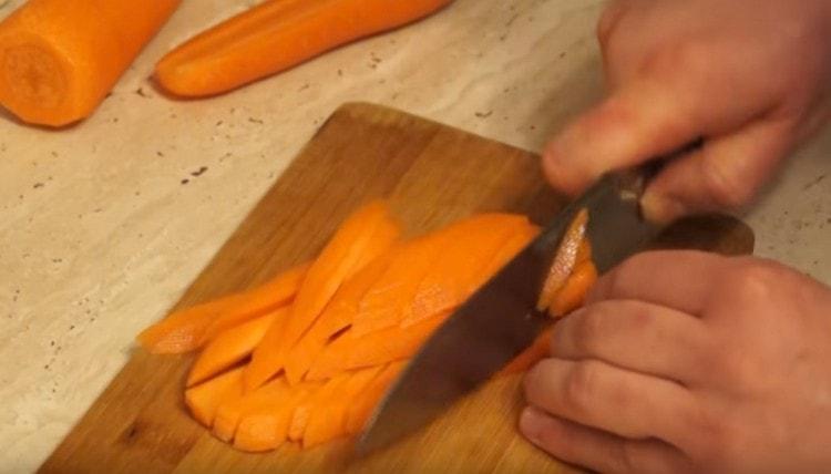 Κόψτε τα καρότα σε λεπτές ραβδώσεις.