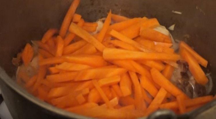 Κατ 'αρχάς, στέλνουμε τα κρεμμύδια στο καζάνι για το κρέας, και στη συνέχεια τα καρότα.