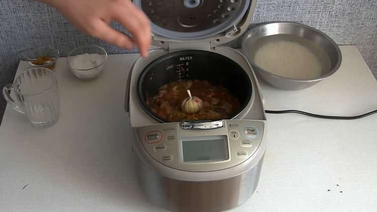 Secondo la ricetta, per la preparazione del pilaf in una pentola a cottura lenta, preparare gli ingredienti