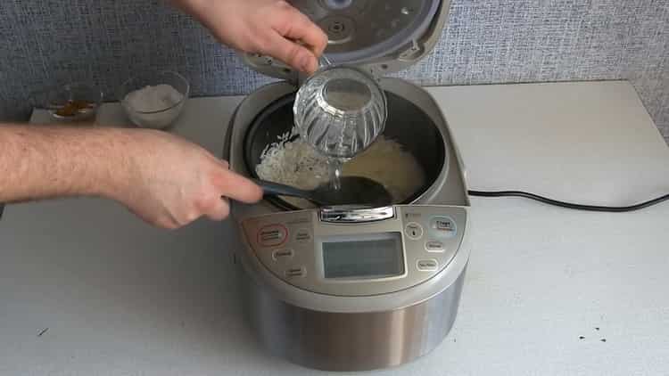 Um den Pilaw in einem langsamen Kocher zuzubereiten, fügen Sie laut Rezept Wasser hinzu