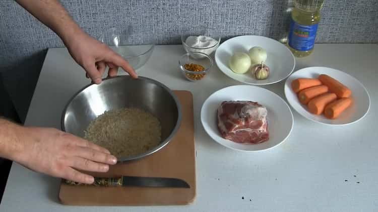 Podle receptury, uvařit rýži v pomalém hrnci, ji umyjte