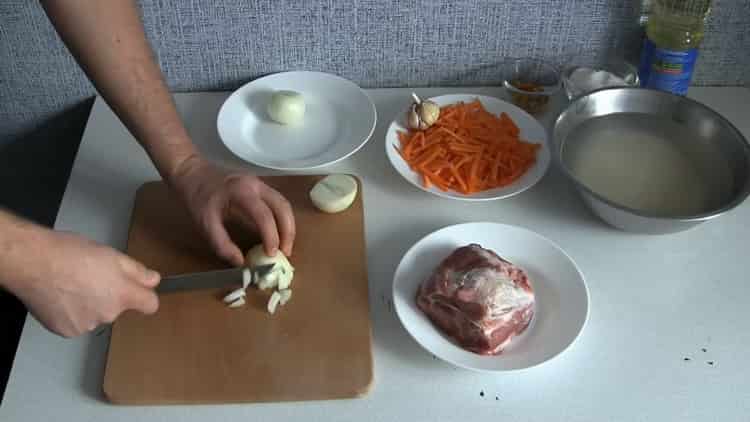 Podle receptury vařit pilaf v pomalém sporáku, nakrájejte cibuli