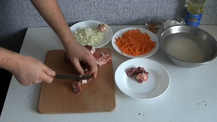 Σύμφωνα με τη συνταγή, για να μαγειρέψουν pilaf σε μια αργή κουζίνα, κόψτε το κρέας