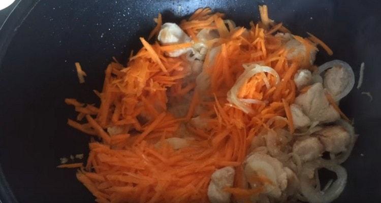 Настържете морковите и добавете към месото с лука.