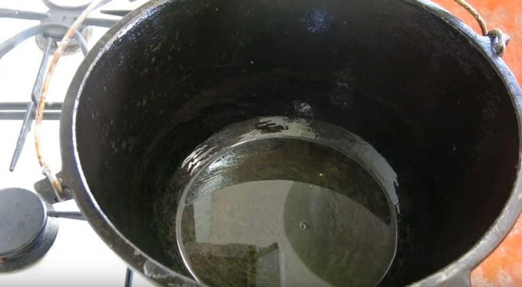 V kotli zahříváme rostlinný olej.