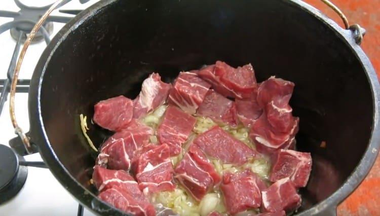 Disporre gradualmente la carne in un calderone.