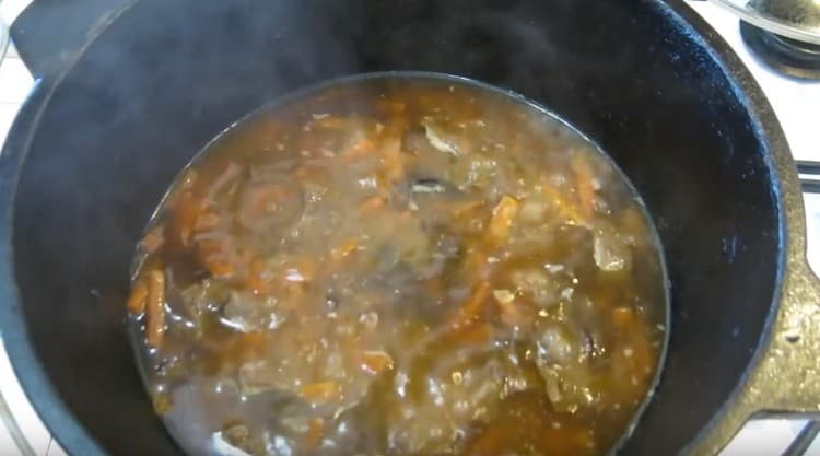 שופכים את הבשר עם ירקות עם מים כך שהוא מכסה אותם לחלוטין, ומבשלים על אש קטנה.