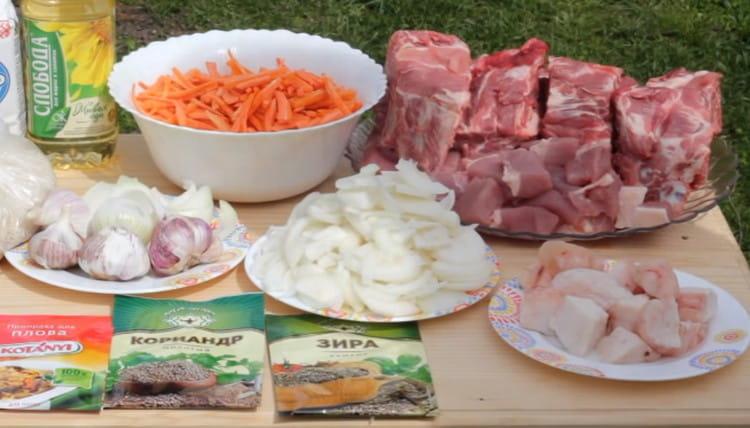 Wir bereiten alle Zutaten zu, schneiden das Fleisch, Zwiebeln. Karotten, Schmalz.