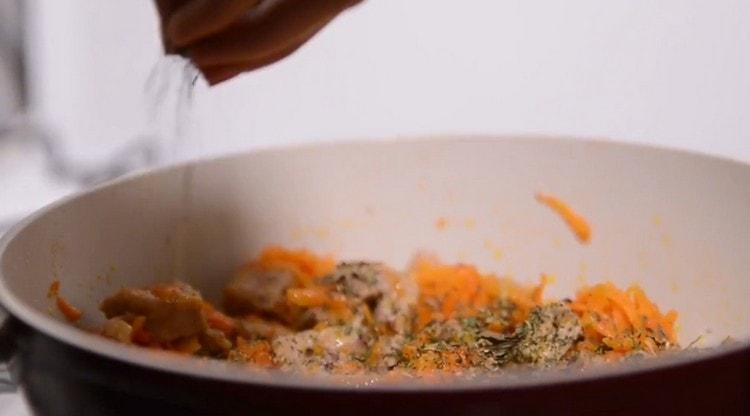 Přidejte suché bylinky k masu s mrkví.