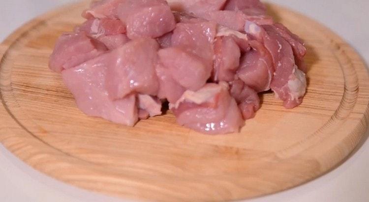 قطع لحم الخنزير إلى قطع.
