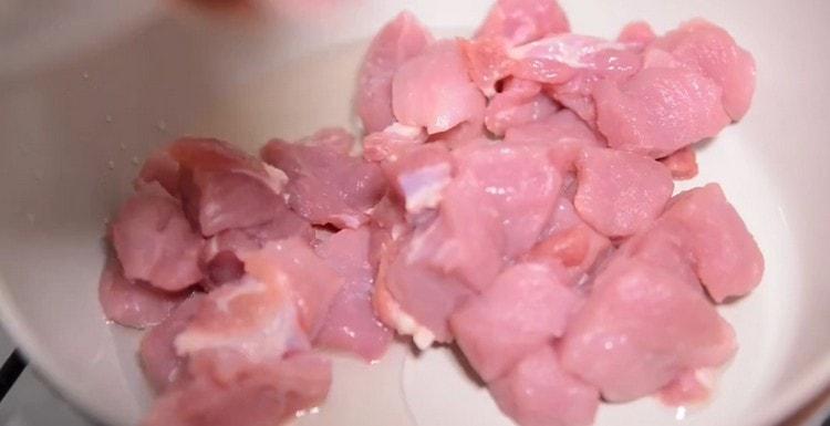 Szétterítse a húst egy előmelegített serpenyőbe.