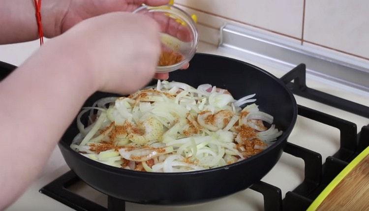 βάλτε το κοτόπουλο στο τηγάνι με κρεμμύδι, προσθέστε μπαχαρικά.