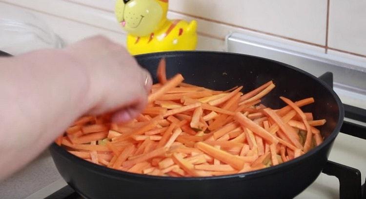 Разстиламе морковите в тигана.