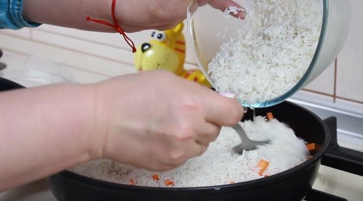Jetzt können Sie den Reis in eine Pfanne geben.