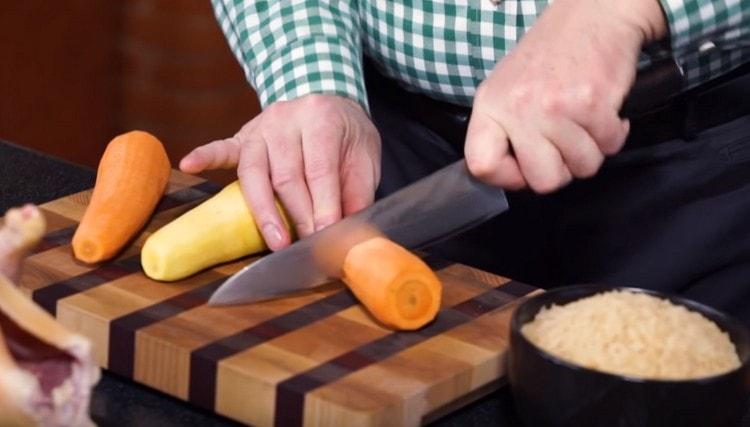 Leikkaa porkkanat puoliksi.