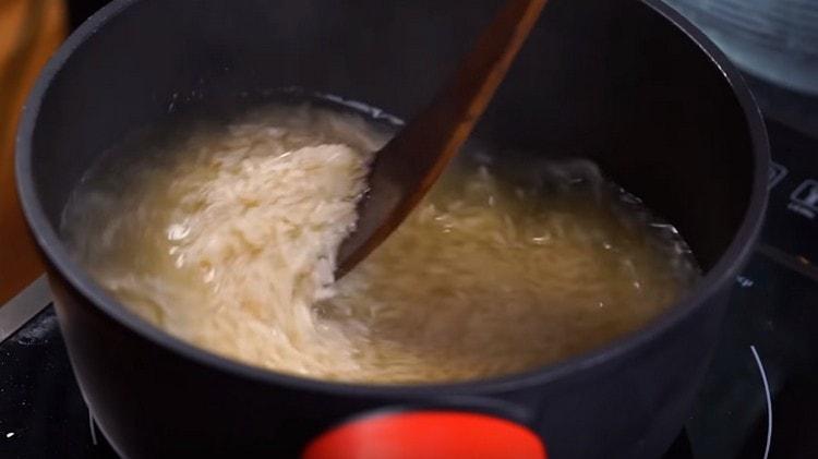 Mandiamo il riso a bollire nel brodo di pollo.