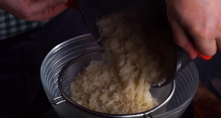Wir verwerfen den Reis auf einem Sieb, er sollte etwas ungekocht sein.