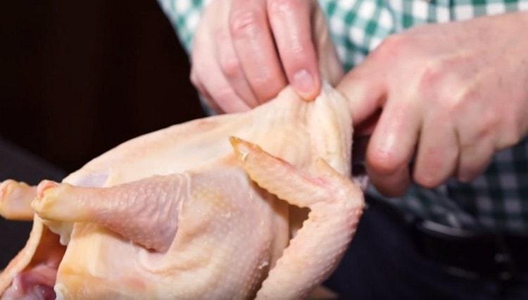 Separare molto attentamente la pelle dalla carcassa di pollo.